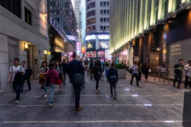 Hong Kong, 27 Mart 2019: Bulutlu bir günde Hong Kong sokaklarında ve gökdelenlerinde günlük yaşam