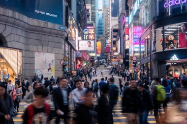 Hong Kong, 27 Mart 2019: Hong Kong sokaklarında ve gökdelenlerinde günlük yaşam