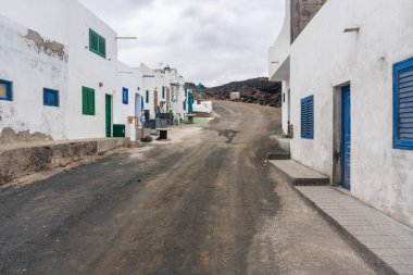 Lanzarote, İspanya - 17 Ağustos 2018: Bulutlu bir günde Lanzarote adasındaki Tenesar 'ın terk edilmiş küçük bir kasabasının manzarası