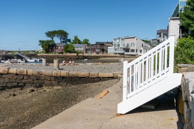 Rockport, ABD - 11 Ağustos 2019: Güneşli bir günde Rockport, Massachusetts 'te yürümek