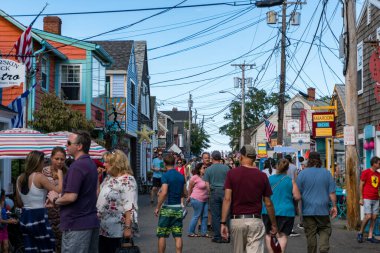 Rockport, ABD - 11 Ağustos 2019: İnsanlar ve turistler güneşli bir günde Rockport, Massachusetts 'te sokaklarda ve çok sayıda mağazada geziniyor