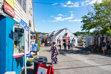 Rockport, ABD - 11 Ağustos 2019: İnsanlar ve turistler güneşli bir günde Rockport, Massachusetts 'te sokaklarda ve çok sayıda mağazada geziniyor