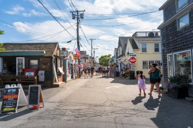 Rockport, ABD - 11 Ağustos 2019: İnsanlar ve turistler güneşli bir günde Rockport, Massachusetts 'te sokaklarda ve çok sayıda mağazada geziniyor