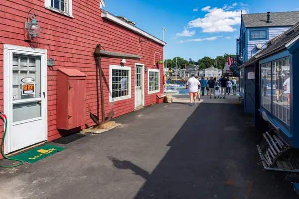 Rockport, ABD - 11 Ağustos 2019: İnsanlar ve turistler güneşli bir günde Rockport, Massachusetts 'te sokaklarda ve çok sayıda mağazada geziniyor