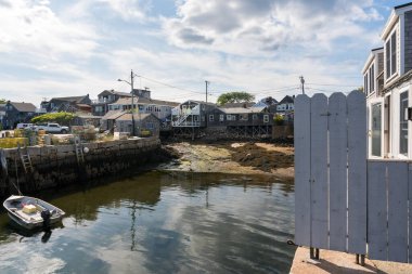 Rockport, ABD - 11 Ağustos 2019: Güneşli bir günde liman yakınlarındaki Rockport kasaba evleri