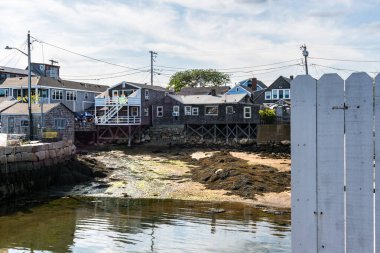 Rockport, ABD - 11 Ağustos 2019: Güneşli bir günde liman yakınlarındaki Rockport kasaba evleri