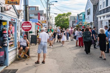 Rockport, ABD - 11 Ağustos 2019: İnsanlar ve turistler güneşli bir günde Rockport, Massachusetts 'te sokaklarda ve çok sayıda mağazada geziniyor