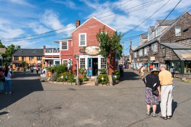 Rockport, ABD - 11 Ağustos 2019: İnsanlar ve turistler güneşli bir günde Rockport, Massachusetts 'te sokaklarda ve çok sayıda mağazada geziniyor