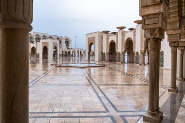 Kazablanka, Fas - 25 Mart 2024: Yağmurlu bir günde ünlü Hasan İkinci Camii manzarası