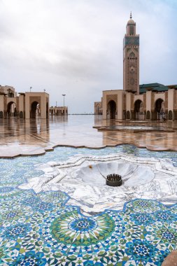 Kazablanka, Fas - 25 Mart 2024: Yağmurlu bir günde ünlü Hasan İkinci Camii manzarası