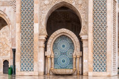 Kazablanka, Fas - 25 Mart 2024: İnsanlar yağmurlu bir günde Hassan İkinci Camii 'ni ziyaret ediyor