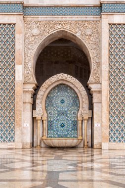 Kazablanka, Fas - 25 Mart 2024: İnsanlar yağmurlu bir günde Hassan İkinci Camii 'ni ziyaret ediyor