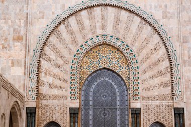 Kazablanka, Fas - 25 Mart 2024: Yağmurlu bir günde ünlü Hasan İkinci Camii manzarası