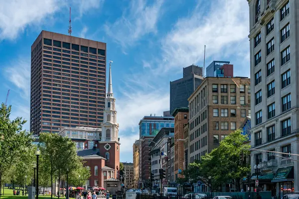 Boston, ABD - 12 Ağustos 2019: İnsanlar güneşli bir günde sokaklarda ve Boston 'un gökdelenleri arasında geziniyor