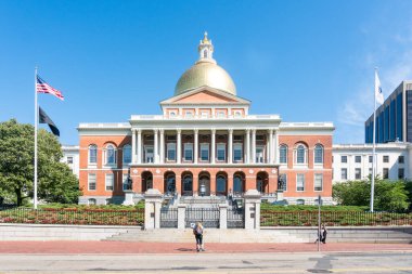 Boston, ABD - 12 Ağustos 2019: Boston 'da güneşli bir günde Massachusetts Eyalet Binası