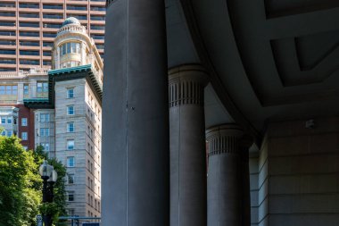 Boston, ABD - 12 Ağustos 2019: Güneşli bir günde Boston 'da cephe inşaatı