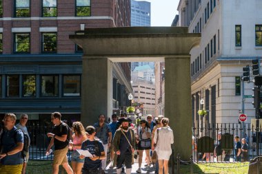 Boston, ABD - 12 Ağustos 2019: İnsanlar güneşli bir günde Boston 'daki Granary Mezarlığı' nı ziyaret ediyor