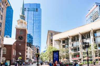 Boston, ABD - 12 Ağustos 2019: Güneşli bir günde Eski Güney Toplantı Evi Boston caddeleri ve binaları arasında