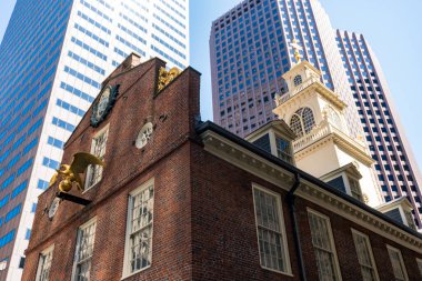 Boston, ABD - 12 Ağustos 2019: Güneşli bir günde Boston sokaklarının ve binalarının arasında Eski Devlet Binası