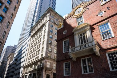 Boston, ABD - 12 Ağustos 2019: Güneşli bir günde Boston sokaklarının ve binalarının arasında Eski Devlet Binası