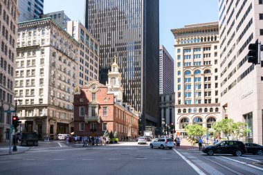 Boston, ABD - 12 Ağustos 2019: Güneşli bir günde Boston sokaklarının ve binalarının arasında Eski Devlet Binası