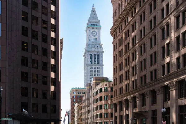 Boston, ABD - 12 Ağustos 2019: Granary Mezarlığı yakınlarındaki güneşli bir günde Boston 'da cephe inşaatı