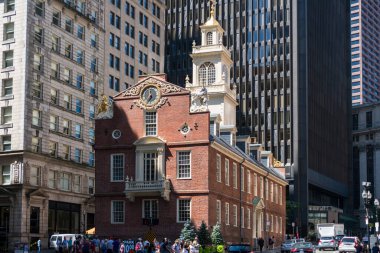 Boston, ABD - 12 Ağustos 2019: Güneşli bir günde Boston sokaklarının ve binalarının arasında Eski Devlet Binası