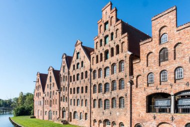 Lubeck, Almanya-Ağustos 12, 2022: Güneşli bir günde Lubeck tuz depolarının manzarası