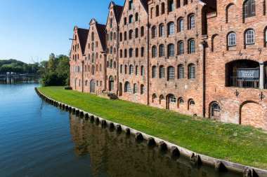 Lubeck, Almanya-Ağustos 12, 2022: Güneşli bir günde Lubeck tuz depolarının manzarası