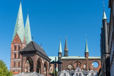 Lubeck, Almanya - 12 Ağustos 2022: Güneşli bir günde Lubeck Pazar Meydanı 'ndan Santa Maria Kilisesi' nin manzarası