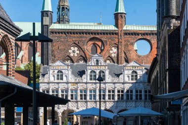 Lubeck, Almanya - 12 Ağustos 2022: Güneşli bir günde Lubeck Pazar Meydanı 'ndan Santa Maria Kilisesi' nin manzarası