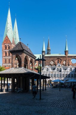 Lubeck, Almanya - 12 Ağustos 2022: Güneşli bir günde Lubeck Pazar Meydanı 'ndan Santa Maria Kilisesi' nin manzarası