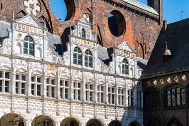 Lubeck, Almanya - 12 Ağustos 2022: Güneşli bir günde Lubeck Pazar Meydanı 'ndan Santa Maria Kilisesi' nin manzarası