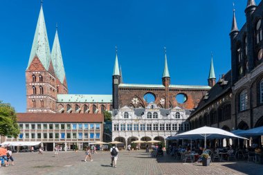 Lubeck, Almanya - 12 Ağustos 2022: Güneşli bir günde Lubeck Pazar Meydanı 'ndan Santa Maria Kilisesi' nin manzarası