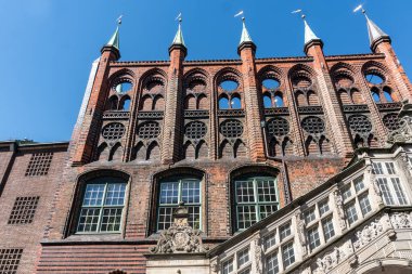Lubeck, Almanya-Ağustos 12, 2022: Güneşli bir günde tarihi belediye binasının merdivenlerini görmek