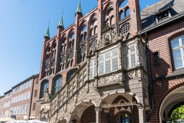 Lubeck, Almanya-Ağustos 12, 2022: Güneşli bir günde tarihi belediye binasının merdivenlerini görmek