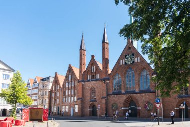 Lubeck, Almanya - 12 Ağustos 2022: Güneşli bir günde Santo Spirito Hastanesi 'nin manzarası