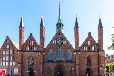 Lubeck, Almanya - 12 Ağustos 2022: Güneşli bir günde Santo Spirito Hastanesi 'nin manzarası