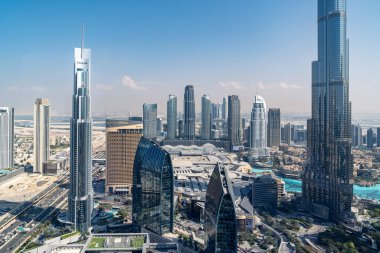 Dubai, Birleşik Arap Emirlikleri - 14 Mart 2023: Dubai Çeşmesi ve Dubai 'deki güneşli bir günde Gökyüzü Gözlemevi' nden nefes kesici bir manzara