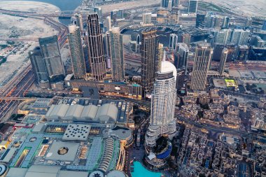 Dubai, Birleşik Arap Emirlikleri - 14 Mart 2023: Gün batımında Burç Halife gökdeleninin en yüksek katlarından Dubai 'nin nefes kesici manzarası