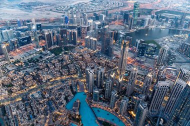 Dubai, Birleşik Arap Emirlikleri - 14 Mart 2023: Gün batımında Burç Halife gökdeleninin en yüksek katlarından Dubai 'nin nefes kesici manzarası