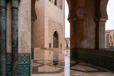 Kazablanka, Fas - 25 Mart 2024: özellikle Hassan İkinci Camii 'nin yağmurlu bir günde