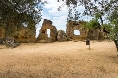 Agrigento, İtalya-10 Mayıs 2022: güneşli bir günde Agrigento yakınlarındaki Valle di Templi arkeoloji parkının içindeki heybetli Yunan Juno Tapınağı