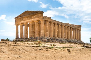 Agrigento, İtalya-10 Mayıs 2022: Güneşli bir günde Agrigento yakınlarında bir arkeoloji parkı olan tapınaklar vadisi içindeki Konkordiya Tapınağı