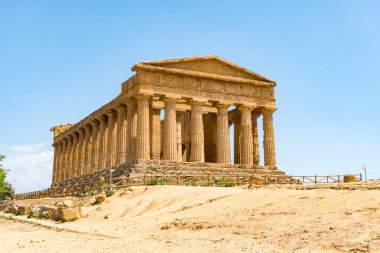 Agrigento, İtalya-10 Mayıs 2022: Güneşli bir günde Agrigento yakınlarında bir arkeoloji parkı olan tapınaklar vadisi içindeki Konkordiya Tapınağı