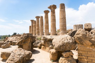 Agrigento, İtalya-10 Mayıs 2022: Sütunların manzarası güneşli bir günde Agrigento yakınlarında bir arkeoloji parkı olan tapınakların içindeki Herkül Tapınağı