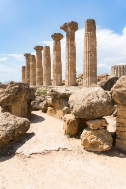 Agrigento, İtalya-10 Mayıs 2022: Sütunların manzarası güneşli bir günde Agrigento yakınlarında bir arkeoloji parkı olan tapınakların içindeki Herkül Tapınağı