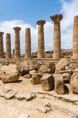 Agrigento, İtalya-10 Mayıs 2022: Sütunların manzarası güneşli bir günde Agrigento yakınlarında bir arkeoloji parkı olan tapınakların içindeki Herkül Tapınağı