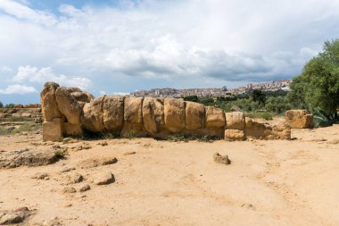 Agrigento, İtalya-10 Mayıs 2022: Güneşli bir günde Agrigento yakınlarında bir arkeoloji parkı olan tapınaklar vadisinde Telamon manzarası