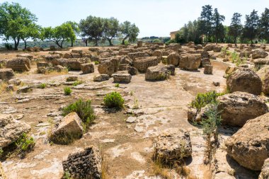 Agrigento, İtalya-10 Mayıs 2022: Güneşli bir günde Agrigento yakınlarında bir arkeoloji parkı olan tapınakların içindeki Chthonic İlahiyatları Sığınağı 'nın manzarası